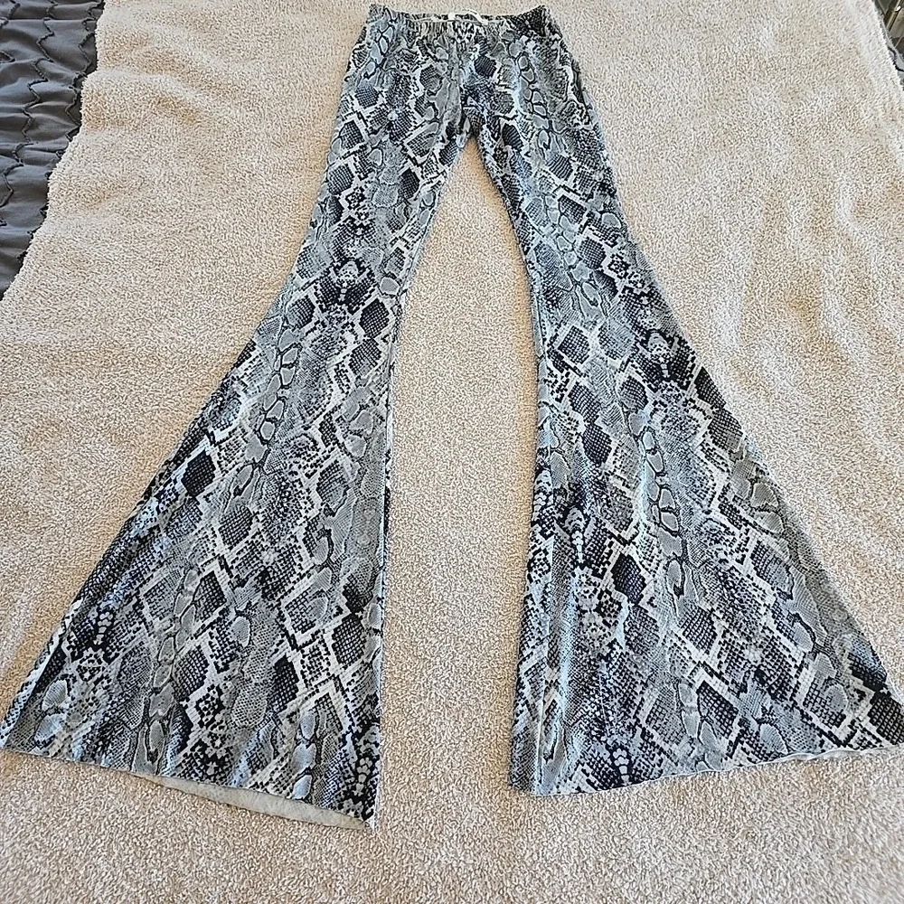 Three Bird Nest Python Bell Bottom Pants Womens Size S NWT Black Gray - Picture 4 of 12